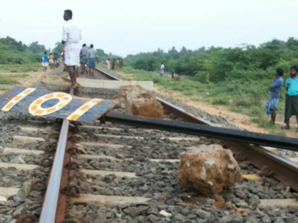 പാളം തകര്‍ത്ത് പ്രതിഷേധം