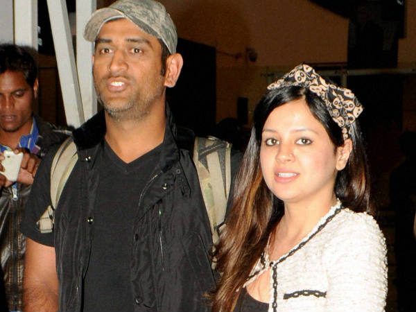 ധോണി സമ്മാനങ്ങള്‍ വാങ്ങുന്ന തിരക്കില്‍