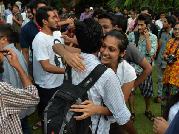 ആദ്യം കുറച്ച് പേര്‍