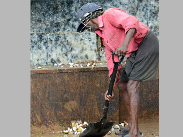 ഹെല്‍മറ്റിട്ട് ക്ലീനിങ്