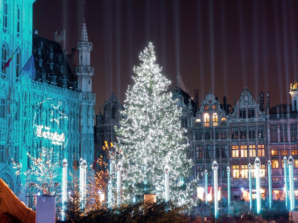 പടുകൂറ്റന്‍ ക്രിസ്തുമസ് ട്രീ