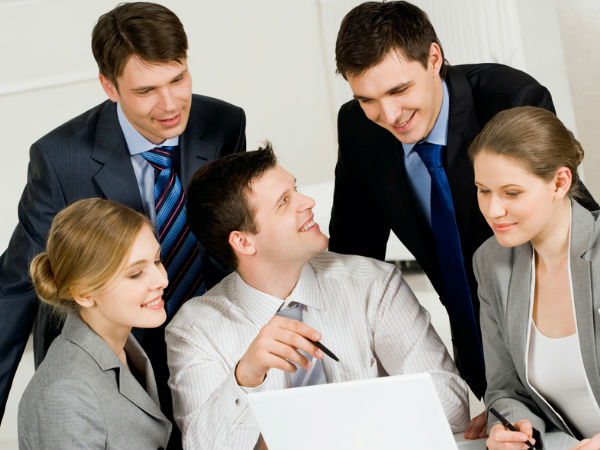 സഹപ്രവര്‍ത്തകര്‍ക്കൊപ്പം