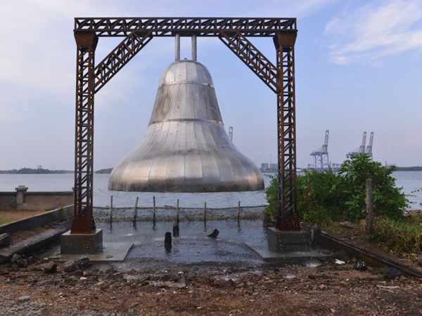 കൂറ്റന്‍ മണി