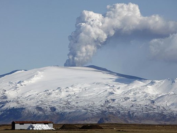 ഐസ് ലന്റിലെ അഗ്നിപര്‍വ്വതം