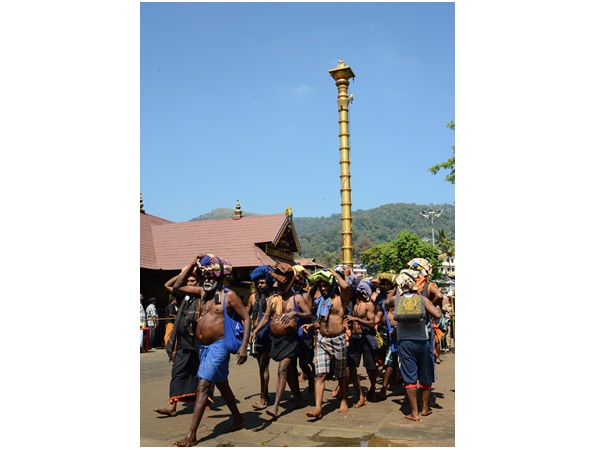 ദീപാരാധനയ്ക്ക് ശേഷം ഭക്തര്‍ അയ്യനെ ദര്‍ശിക്കും