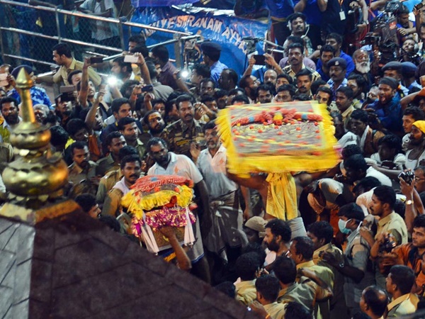 വാദ്യമേളങ്ങളോടെ തിരുവാഭരണ ഘോഷയാത്ര