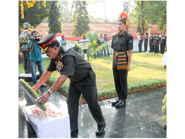 പുഷ്പചക്രം സമര്‍പ്പിച്ചു