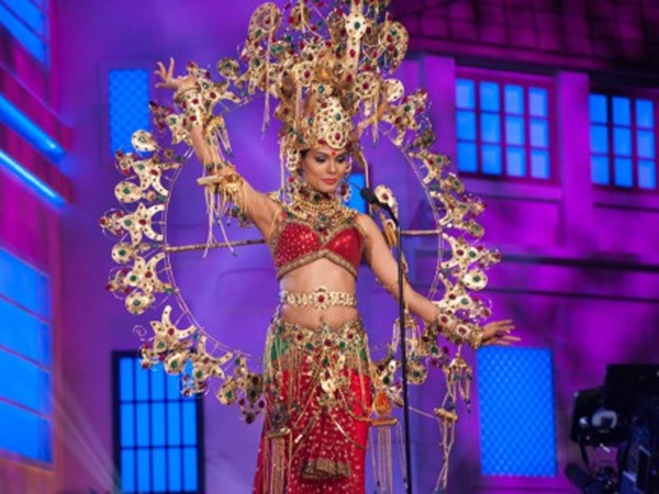 ദേവീവേഷത്തില് എത്തിയ സുന്ദരി ദേവീവേഷത്തില് എത്തിയ സുന്ദരി