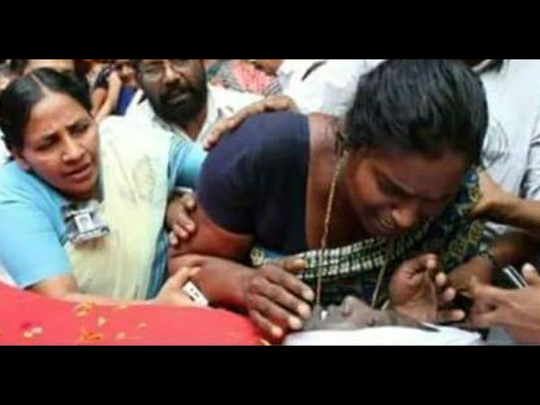 കണ്ണീരുണങ്ങാതെ...