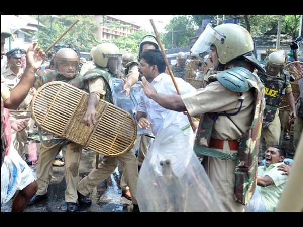 ലാത്തി ചാര്‍ജ്