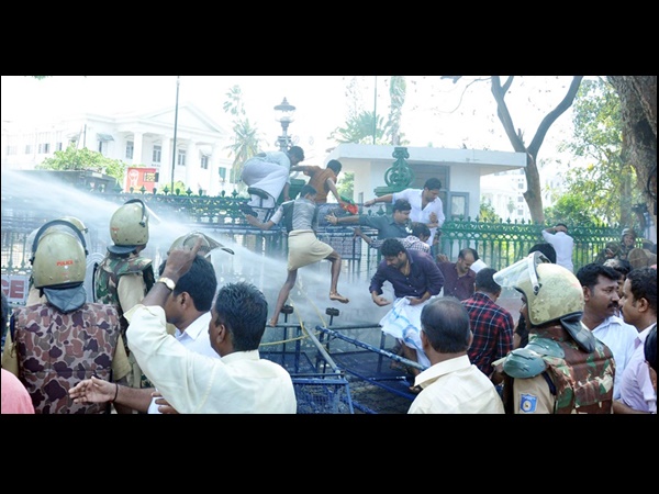 പ്രവര്‍ത്തകര്‍ ബാരിക്കേഡ് തകര്‍ത്തു