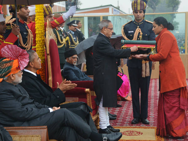 പുരസ്‌കാരങ്ങള്‍ സമ്മാനിക്കുന്നു