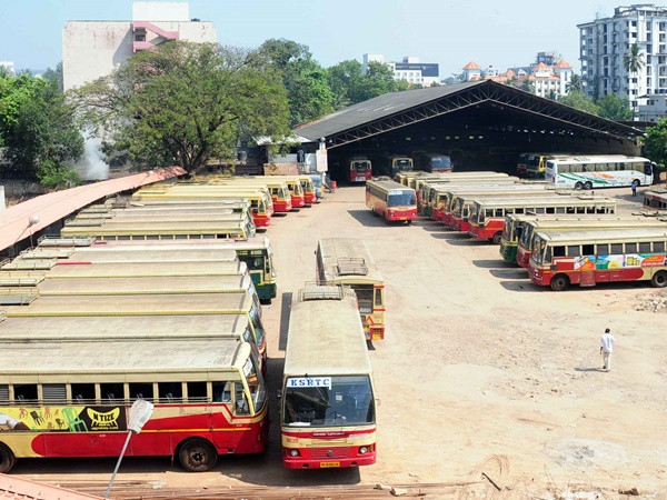 കെഎസ്ആര്‍ടിസി ബസുകളും നിരത്തില്‍ ഇറങ്ങിയില്ല