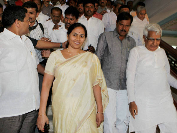 ഒപ്പിട്ടിട്ട് പോകും