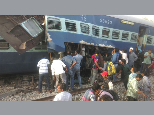 bengaluru-express-derails3 bengaluru-express-derails3