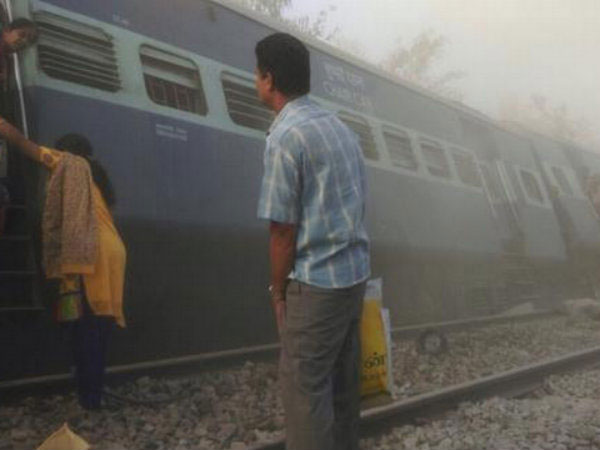 bengaluru-express-derails2 bengaluru-express-derails2