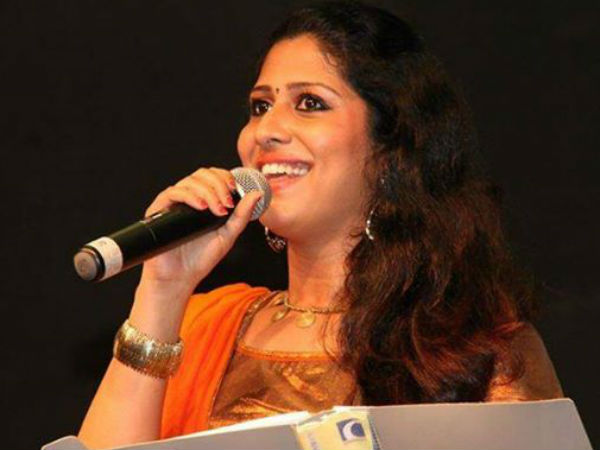 മുന്‍ നിര ഗായിക