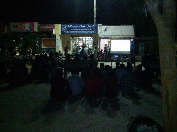 മുദ്രാവാക്യം വിളിച്ചും സമരം