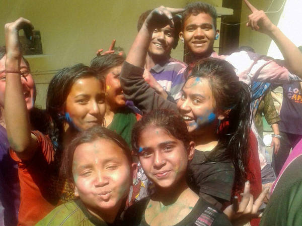 യുവാക്കള്‍ക്കും ഹോളി