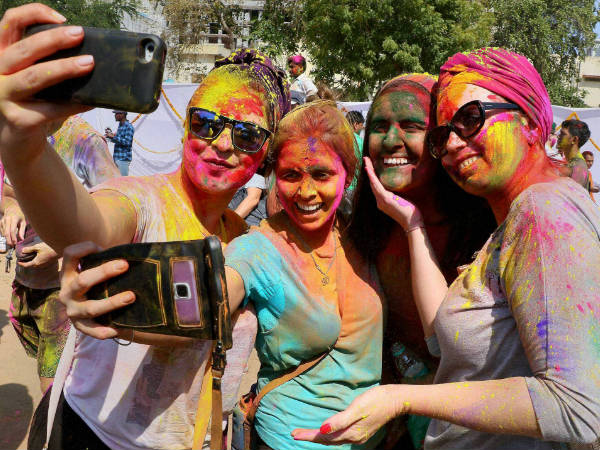 ഒരു ഹോളി സെല്‍ഫി ആയാലോ