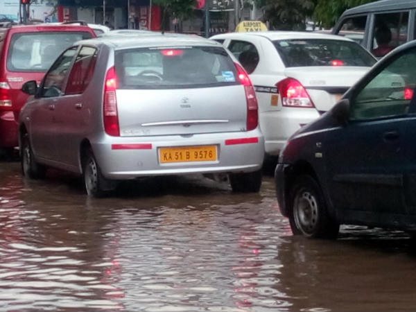 റോഡാണ്, തോടല്ല