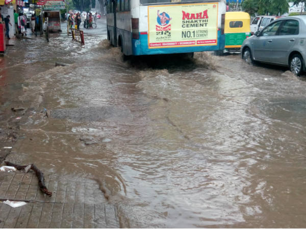 റോഡില്‍ വെള്ളക്കെട്ട്