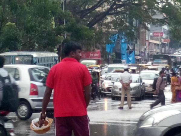 ട്രാഫികില്‍ കുടുങ്ങാതെ പിന്നെ