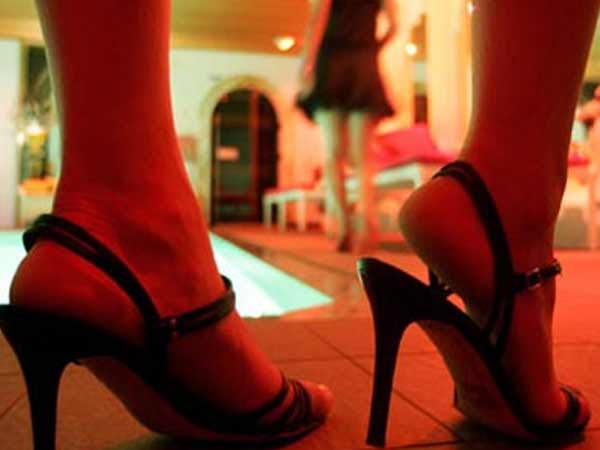 മലയാളികള് നോക്കണ്ട മലയാളികള് നോക്കണ്ട