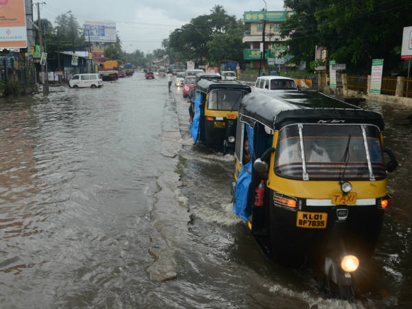 മഴയല്ലേ...പുഴയല്ല റോഡാണ്