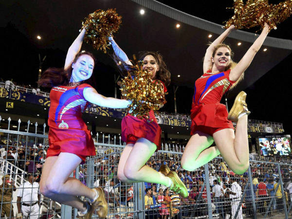 തുറിച്ചുനോട്ടം, കമന്റടി