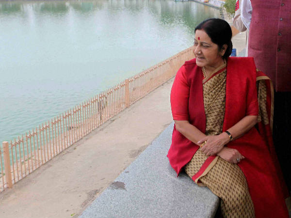 വീടിന് മുന്നില്‍ പ്രതിഷേധം