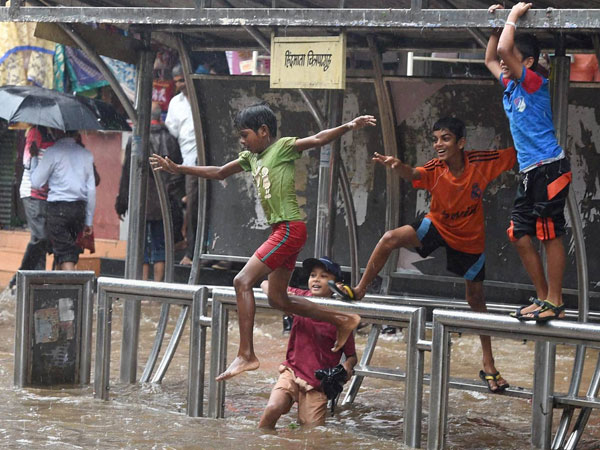 സ്‌കൂളില്ല അര്‍മാദം തന്നെ