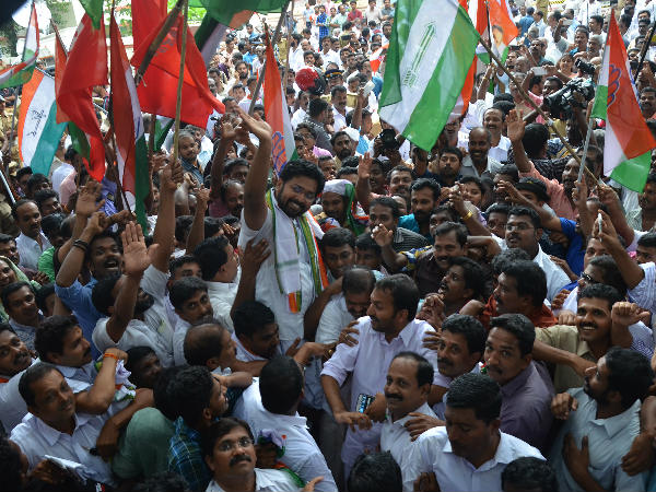 കരഘോഷത്തോടെ