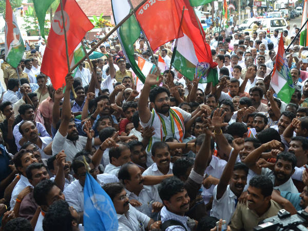 സത്യവാചകം ചൊല്ലിക്കൊടുത്തത്