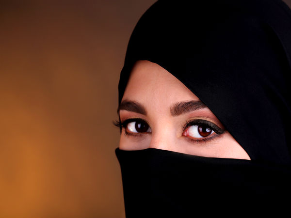 പതിവ് പോലെ പര്‍ദ്ദയുണ്ട്