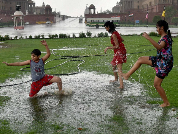 മഴയത്തും കളി