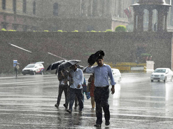 വിജയ് ചൗക്കില്‍ നിന്നും