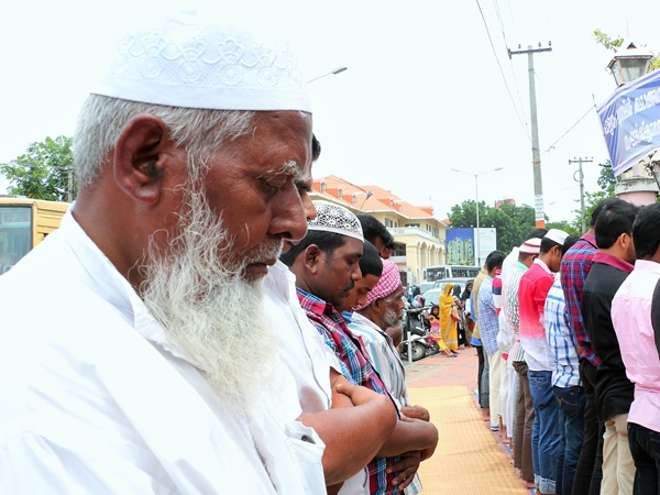 നാട്ടിലും ഗര്‍ഫിലും