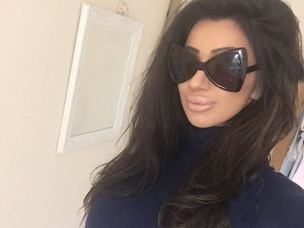  ഷാംപെയ്ന്‍ തന്നു, മടിയില്‍ ഇരിക്കാന്‍ പറഞ്ഞു