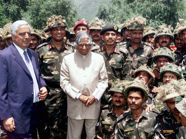 സൈനികര്‍ക്കൊപ്പം