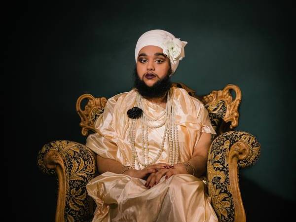 സിഖ് വംശജയാണ് കൗര്‍