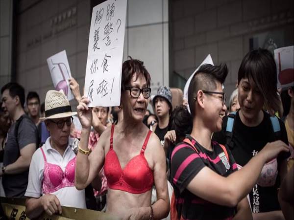 മാറിടങ്ങള്‍ ആയുധങ്ങളല്ല