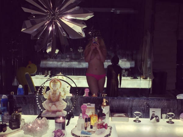 നഗ്ന സെല്‍ഫിക്ക് പശ്ചാത്തലം സരസ്വതി?