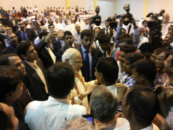 തൊഴിലാളി ക്യാമ്പിലെത്തിയ സ്നേഹം തൊഴിലാളി ക്യാമ്പിലെത്തിയ സ്നേഹം