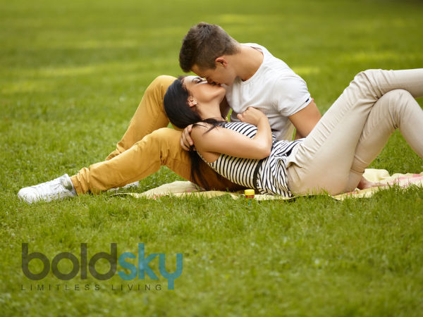 ചുംബിയ്ക്കണം ബഹുമാനിയ്ക്കണം