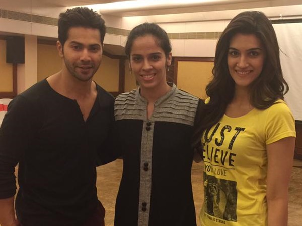 വരുണ്‍ ധവാനും കൃതിക്കുമൊപ്പം 