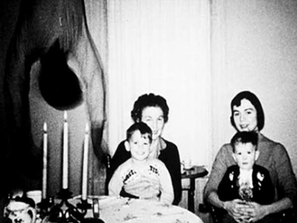 തൂങ്ങി നില്‍ക്കുന്ന അജ്ഞാതാന്‍