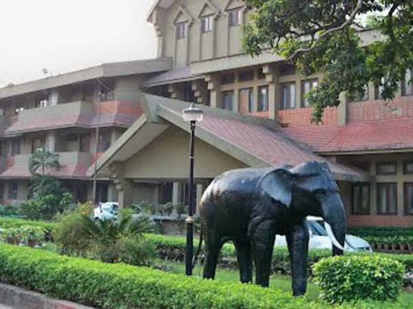 പിന്നില്‍ മലയാളി?