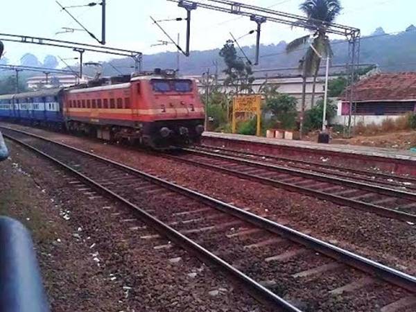 തീവണ്ടി കടന്നു പോകുന്നത്