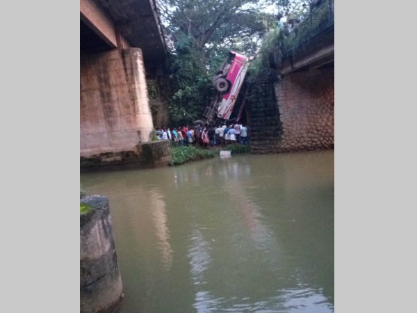 പുഴയില്‍ വെള്ളം കുറവായത് അപകട തീവ്രത കുറച്ചു